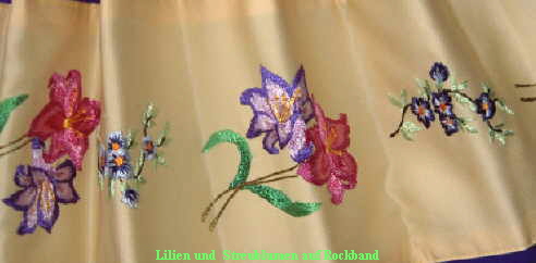 Lilien und  Streublumen auf Rockband